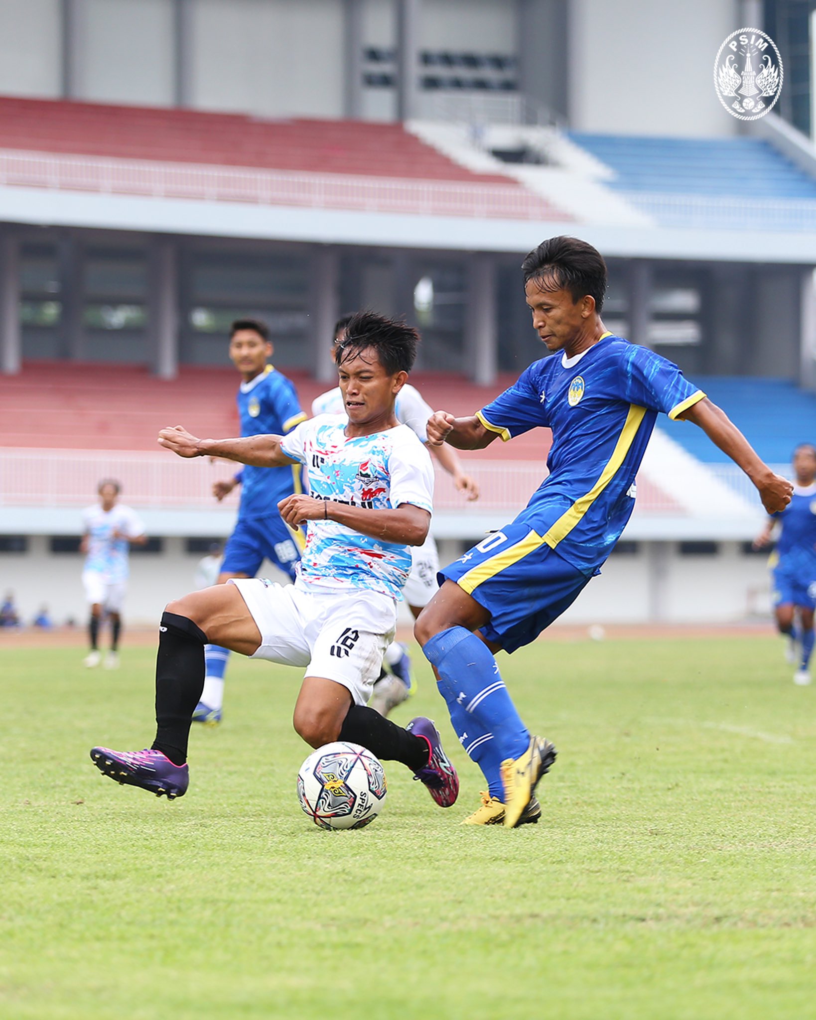 SENGIT: Pemain PSIM Jogja Sugiyanto berusaha melewati pemain Bantul United dalam uji tanding di Stadion Mandala Krida Jumat (4/8/2023) pagi.