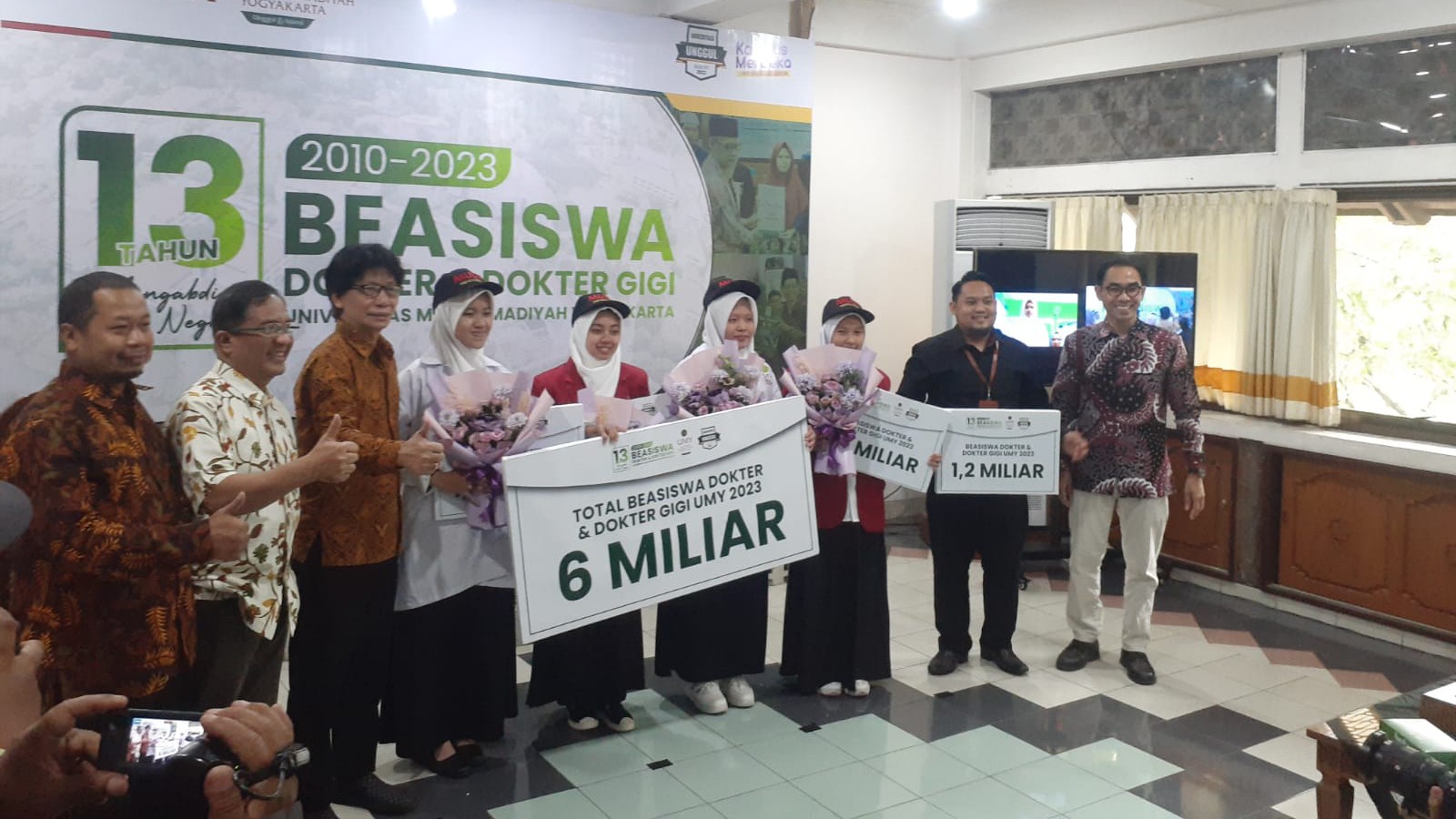 BANGGA: Rektor UMY Dr Gunawan Budiyanto bersama mahasiswa yang memperoleh beasiswa pendidikan dokter dan dokter gigi. (RIZKY WAHYU/RADAR JOGJA)