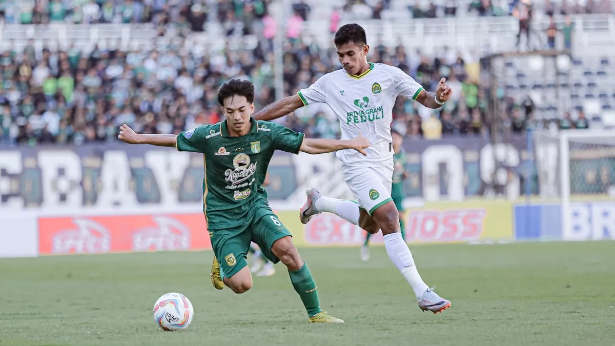 HIJAU: Pemain Persebaya, M. Iqbal mempertahankan bola dari pemain Persikabo. (Dok Persebaya)