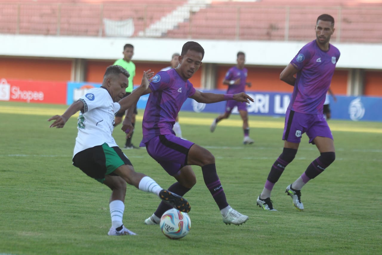 INISIATIF: PSS Sleman harus inisiatif menyerang sejak lini depan. (GUNTUR AGA TIRTANA/RADAR JOGJA)