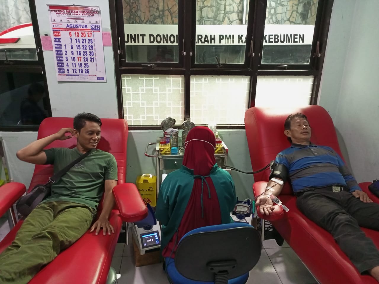 AKSI SOSIAL : Masyarakat secara sukarela datang ke Kantor PMI Kebumen untuk donor darah.