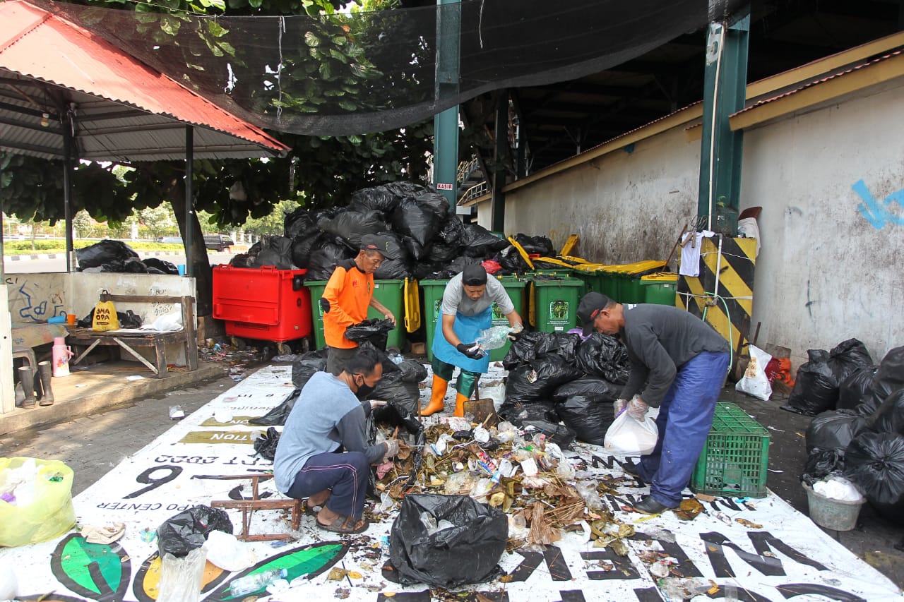 PILAH: Warga sedang memilah sampah di Kota Jogja. (Guntur Aga Tirtana/Radar Jogja)