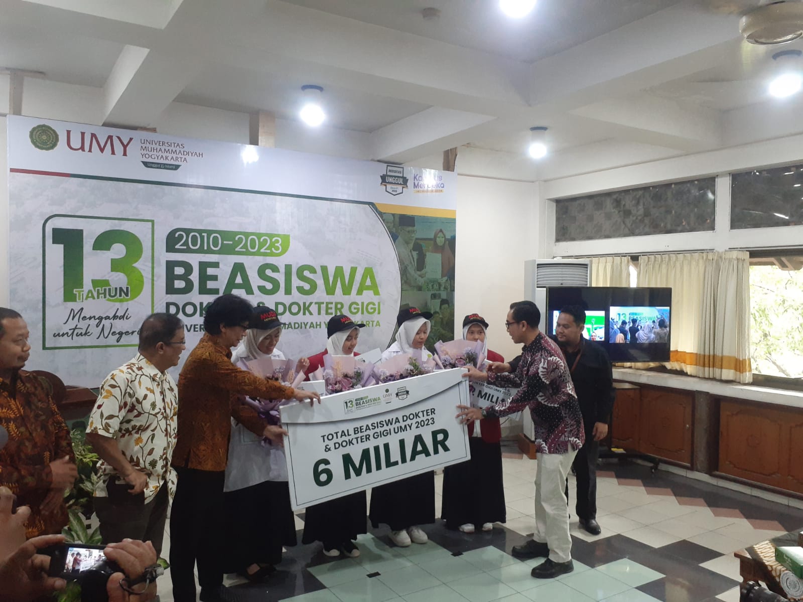 BANGGA: Rektor UMY Dr Gunawan Budiyanto bersama mahasiswa yang memperoleh beasiswa pendidikan dokter dan dokter gigi. (RIZKY WAHYU/RADAR JOGJA)