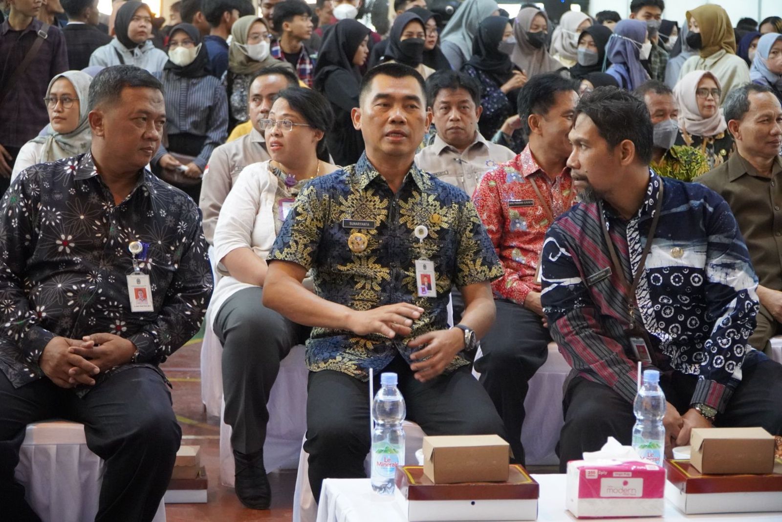 KESEMPATAN KERJA: Bupati Gunungkidul Sunaryanta saat job fair bertajuk The Future Of Your Career, The Guture Of Gunungkidul berlangsung di Gor Siyono Playen Jumat (4/8). (Gunawan/Radar Jogja)