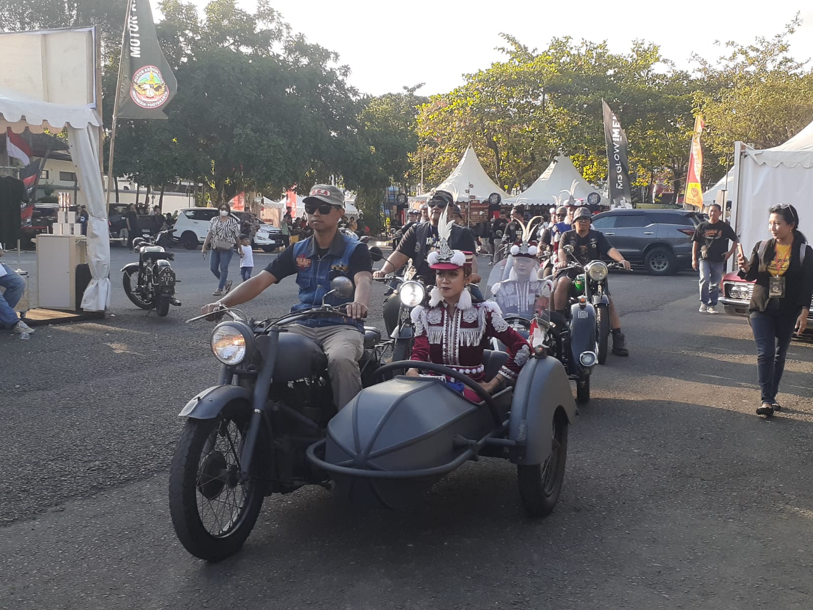 SEMANGAT: Peserta motor sedang memamerkan motor antiknya salam Djogjantique Day (DAD) #7 di Jogja Expo Center (JEC) Banguntapan, Bantul, Jumat (4/8). (RZKY WAHYU/RADAR JOGJA)