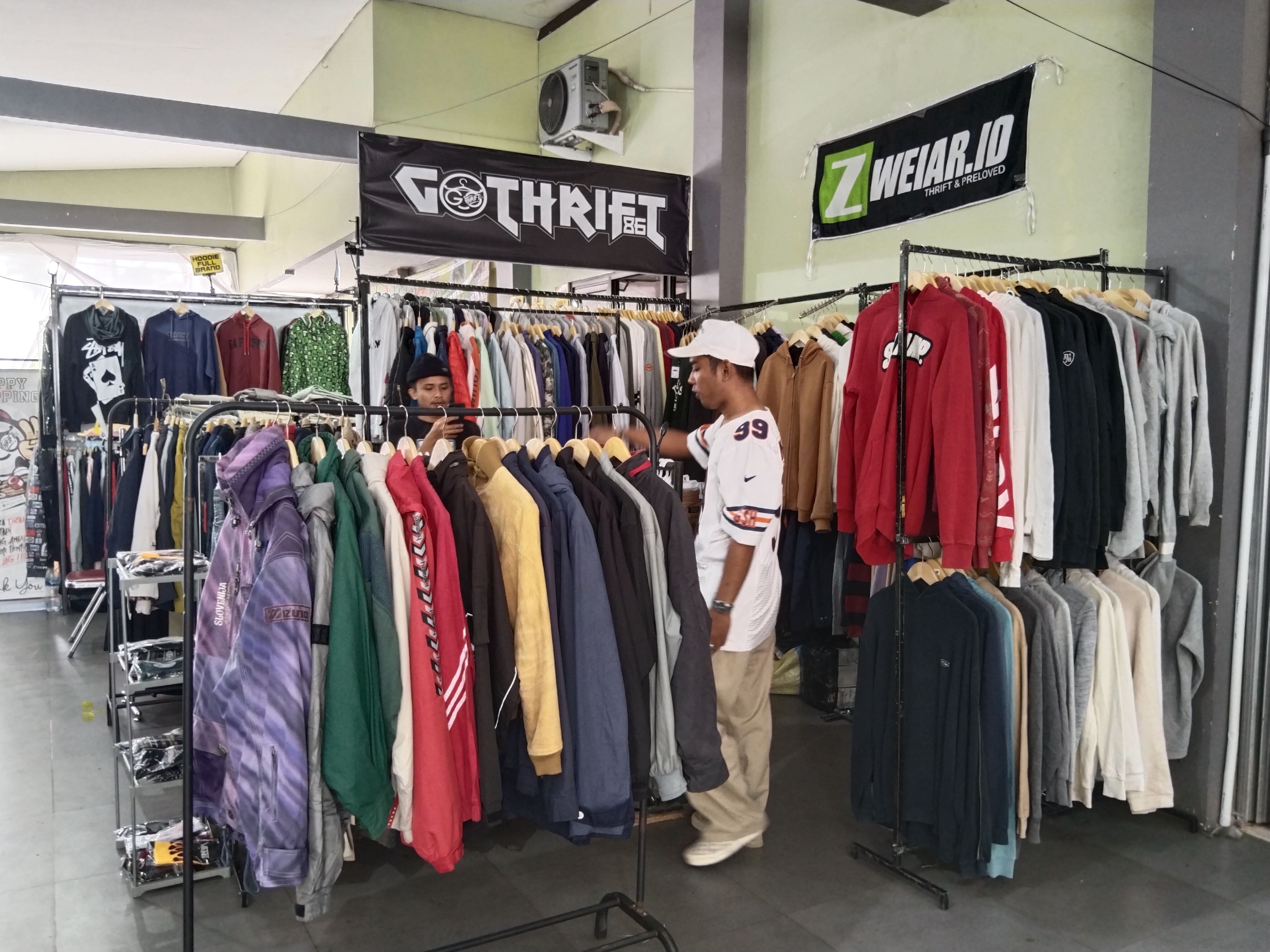 Suasana thrifting market di Gedung KPRI Purworejo, Kamis (3/8)).