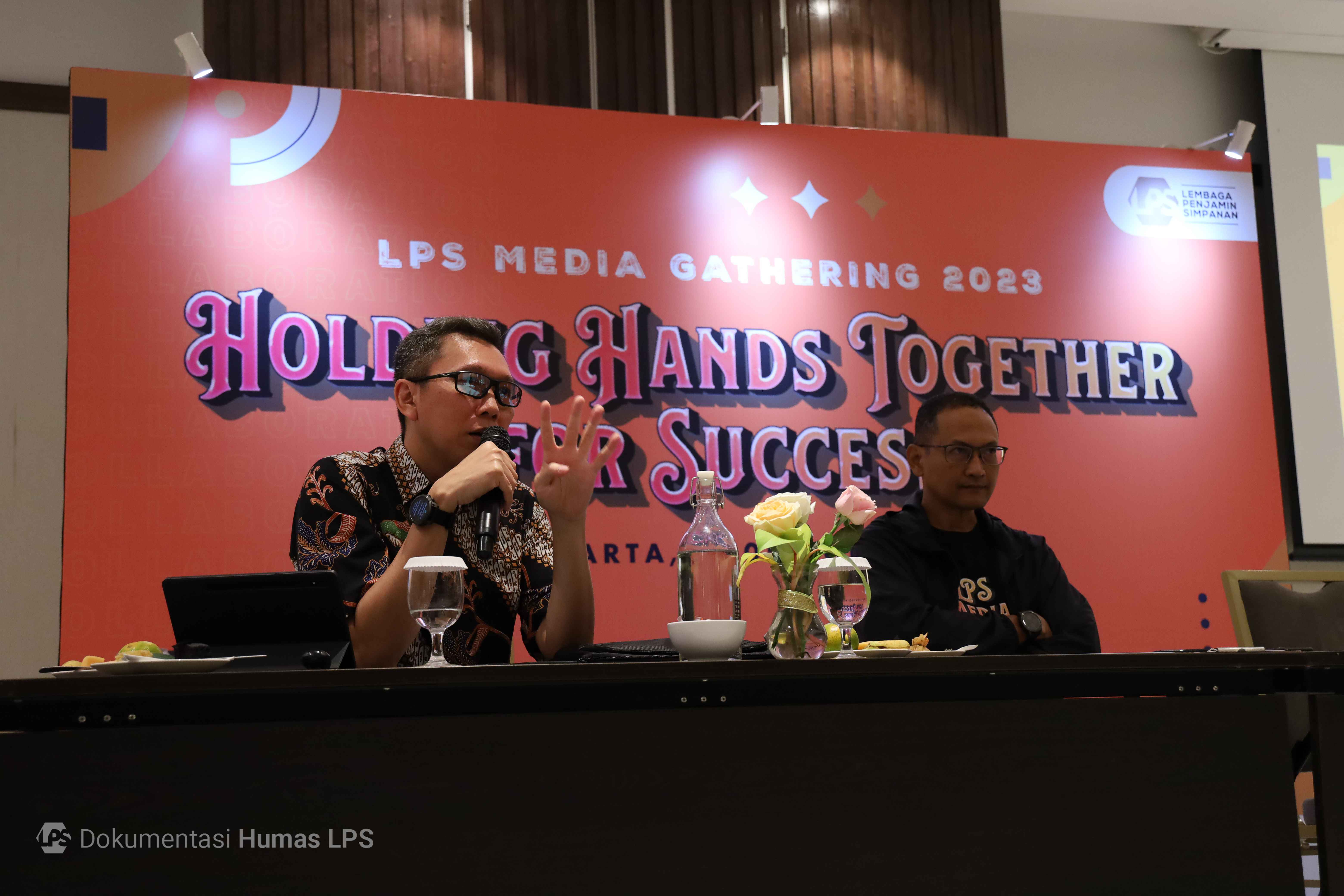 SOSIALISASI: Sekretaris LPS Dimas Yuliharto (kiri) dan Plt Kepala Kantor Persiapan Penyelenggaraan Progam Restrukturisasi Perbankan dan Hubungan Kelembagaan Hermawan Wibowo