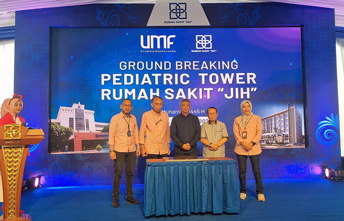 Presiden Direktur Rumah Sakit JIH Bersama Segenap Stakeholder Pada Saat Melakukan Seremonial Peletakan Batu Pertama Untuk Proses Pembangunan Pediatric Tower.