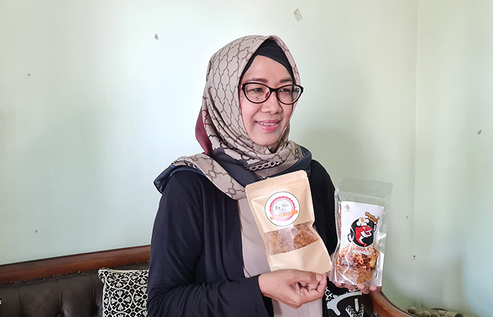 SIAP DIJUAL: Meski masih tergolong baru, namun Ayi terus berupaya agar produk abon lelenya semakin laris dan diminati.