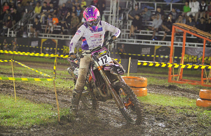 LATIHAN: Pebalap motor ini tekun melakukan sejumlah latihan demi menghadapi Trial Game Dirt 2023 di Kota Magelang.