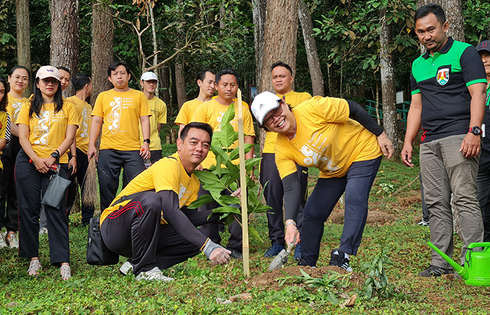 SIMBOLIS: General Manager Grand Artos Hotel & Convention didampingi Kepala UPT Kebun Raya Gunung Tidar saat menanam pohon, Jumat (4/8/23).