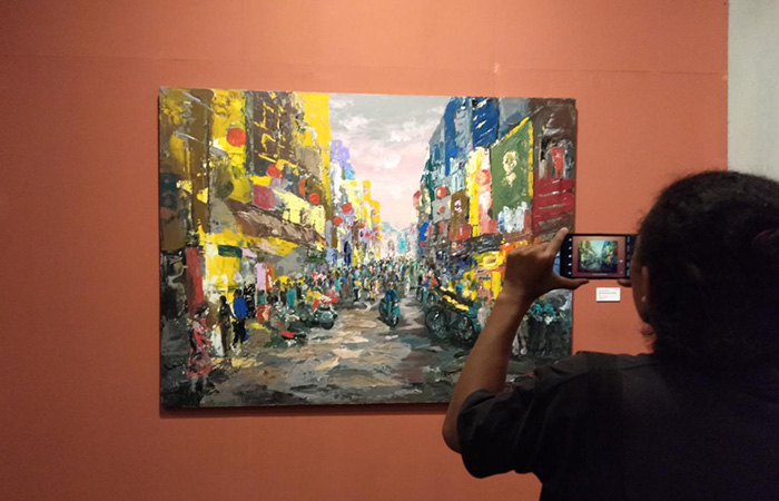 MENGAPRESIASI: Para penggunjung pameran sedan asik menyaksikan karya-karya lukisan Bayu Wardhana di Langgeng Art Foundation.