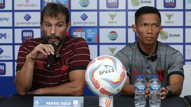 HATI-HATI: Head Coach Persis Solo Leonardo Medina dan Kapten Tim Eky Taufik dalam prematch press conference laga Dewa United versus Persis Solo, Kamis (3/8). (PERSIS SOLO OFFICIAL)