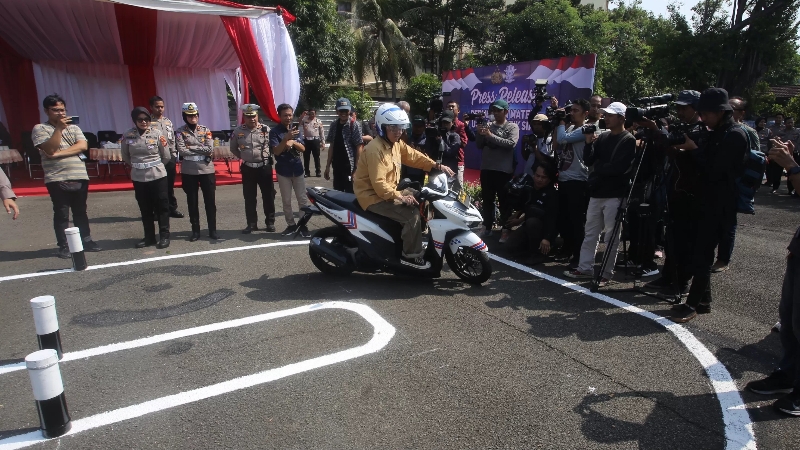 HATI-HATI: Warga mengendarai sepeda motor saat uji coba ujian praktik SIM di Satpas Polda Metro Jaya, Jalan Daan Mogot, Jakarta, Jumat (4/8/2023). (Dery Ridwansah)