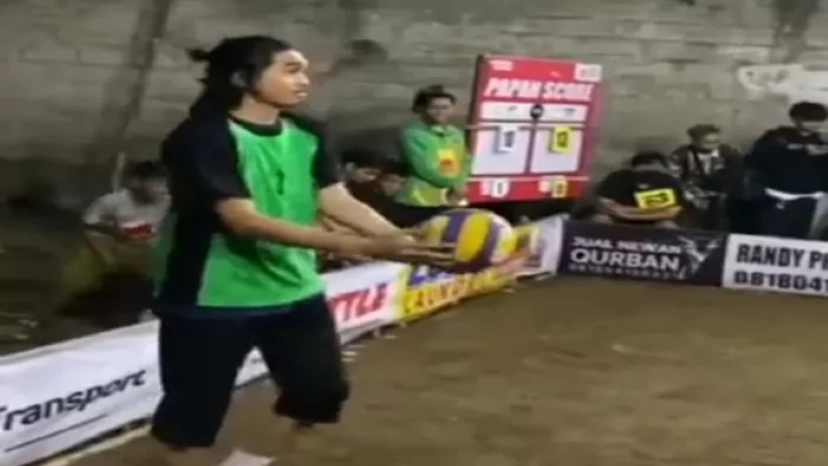 SERVE: Duta Sheila on 7 sedang bermain voli bersama warga di Padukuhan Manukan, Condongcatur, Depok, Sleman. (Twitter)