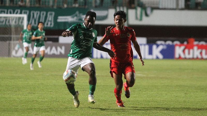 JAGA: Pemain PSS Sleman dikawal pemain Persija Jakarta di tadion Maguwoharjo Jumat malam (4/8). (GUNTUR AGAR TIRTANA/RADAR JOGJA)