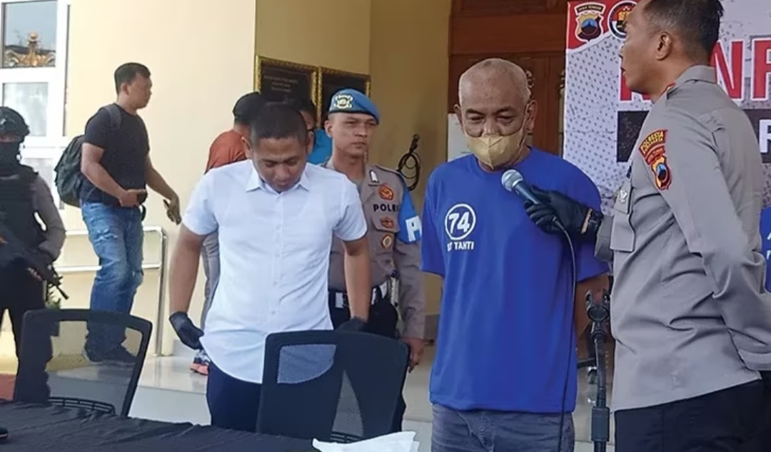 FOTO: BERI KETERANGAN: SAS saat dimintai keterangan polisi megapa dia mencuri mobil kliennya. (Sumber: Radar Solo)