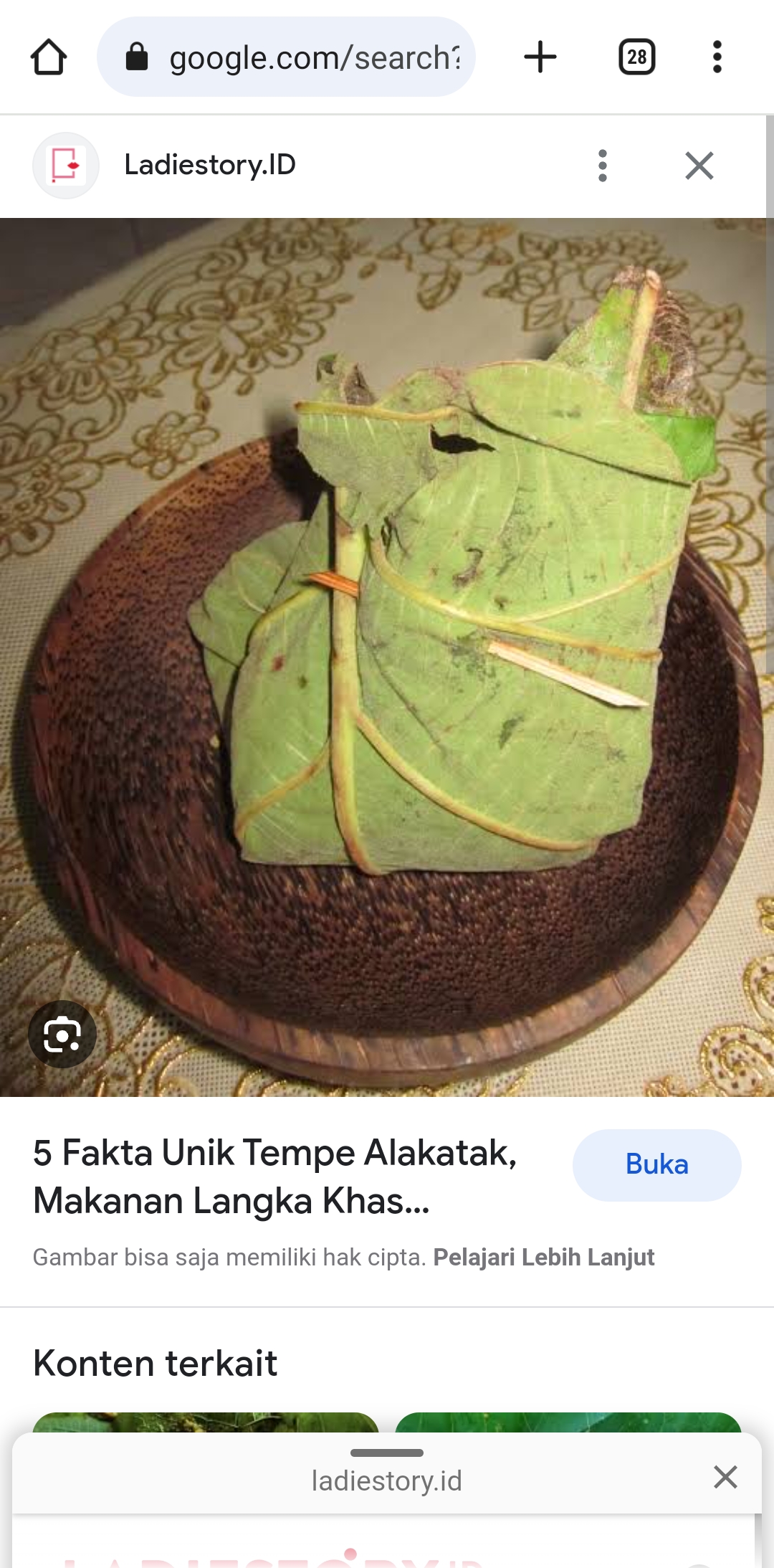 FOTO: Tempe Alakatak dibungkus daun jati. (Sumber : Ladiestory.ID)