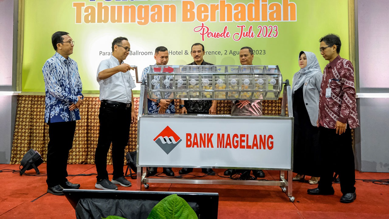 SIMBOLIS: Wali Kota Magelang saat melakukan pengundian tabungan Bank Magelang di Atria Hotel, Rabu malam (2/8).