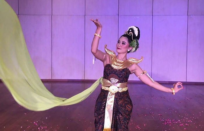 ANGGUN : Penari Purworejo, Rizka Yuana Putri dalam berbagai pose. Menari sudah menjadi bagian dari hidupnya sejak kecil. Ibaratnya, menari itu berdoa.