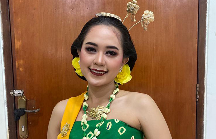 Penari Purworejo, Rizka Yuana Putri dalam berbagai pose. Menari sudah menjadi bagian dari hidupnya sejak kecil.