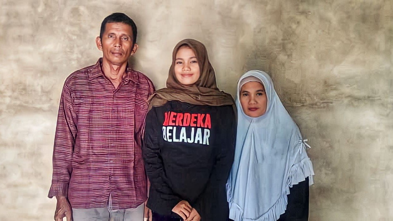 PINTAR: Nuraini bersama keluarganya, anak seorang nelayan Sungai Rokan asal SMAN 8 Mandau ini berhasil meraih beasiswa prestasi PHR ke Universitas Pertamina. (PHR UNTUK RIAUPOS.CO)