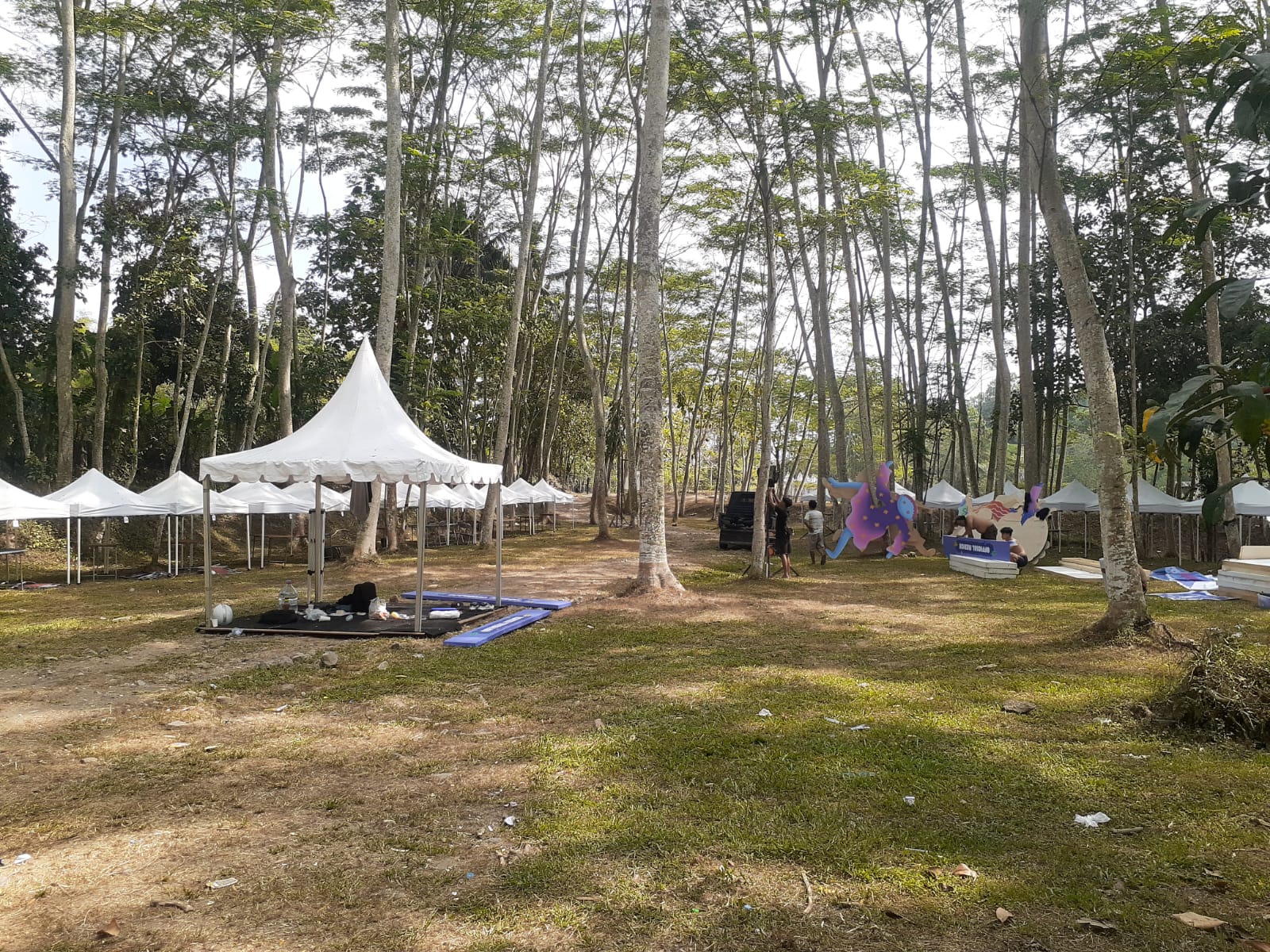 MANTAP: Persiapan Keroncong Plesiran Vol #7 di Amphitheater Asram Edupark. (RIZKY WAHYU/RADAR JOGJA)