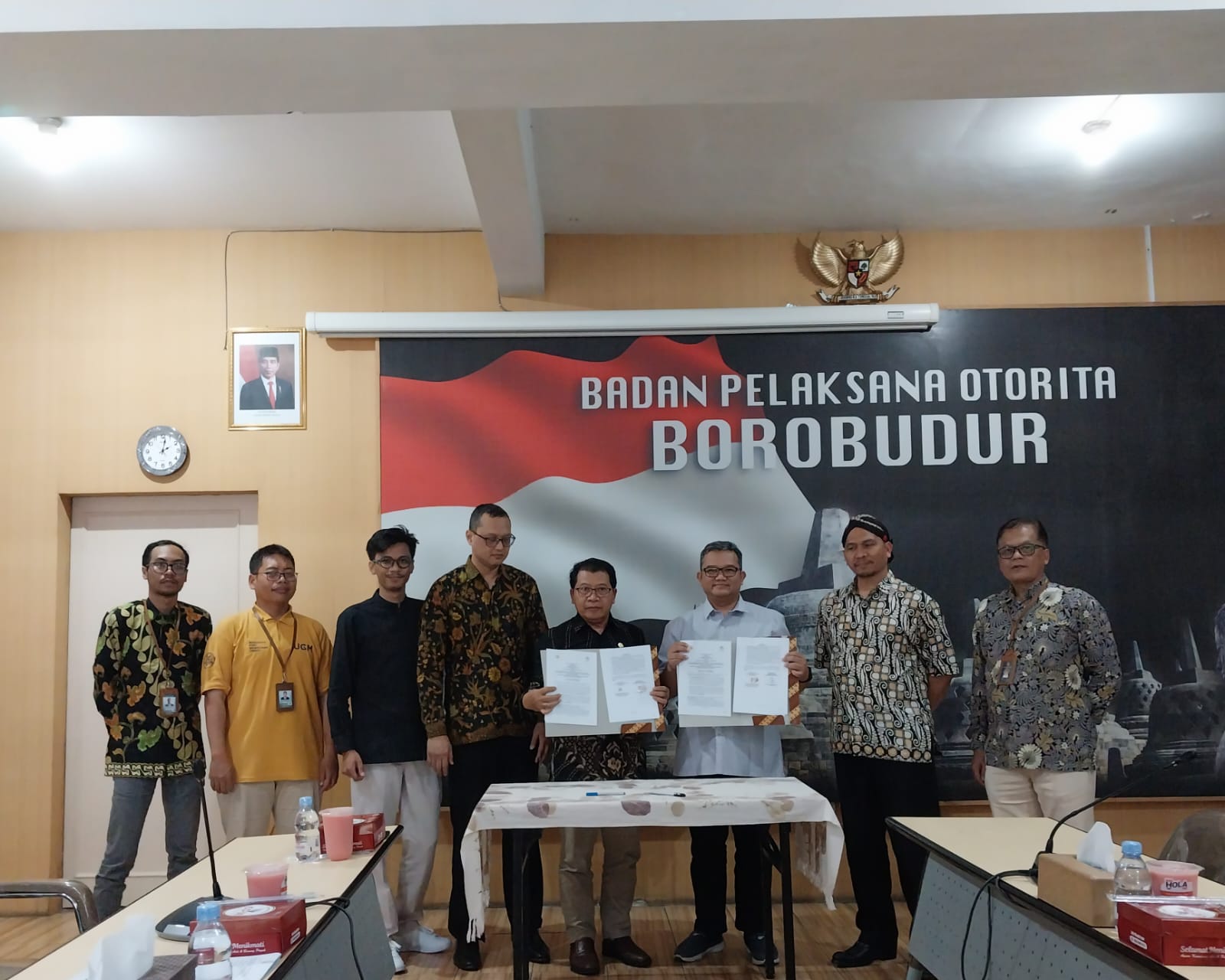 KOLABORASI: Penandatanganan kerja sama BOB dengan Sekolah Vokasi UGM, merancang Paket Wisata Menoreh Cultural Trail melalui story telling. (Wulan Yanuarwati/Radar Jogja)