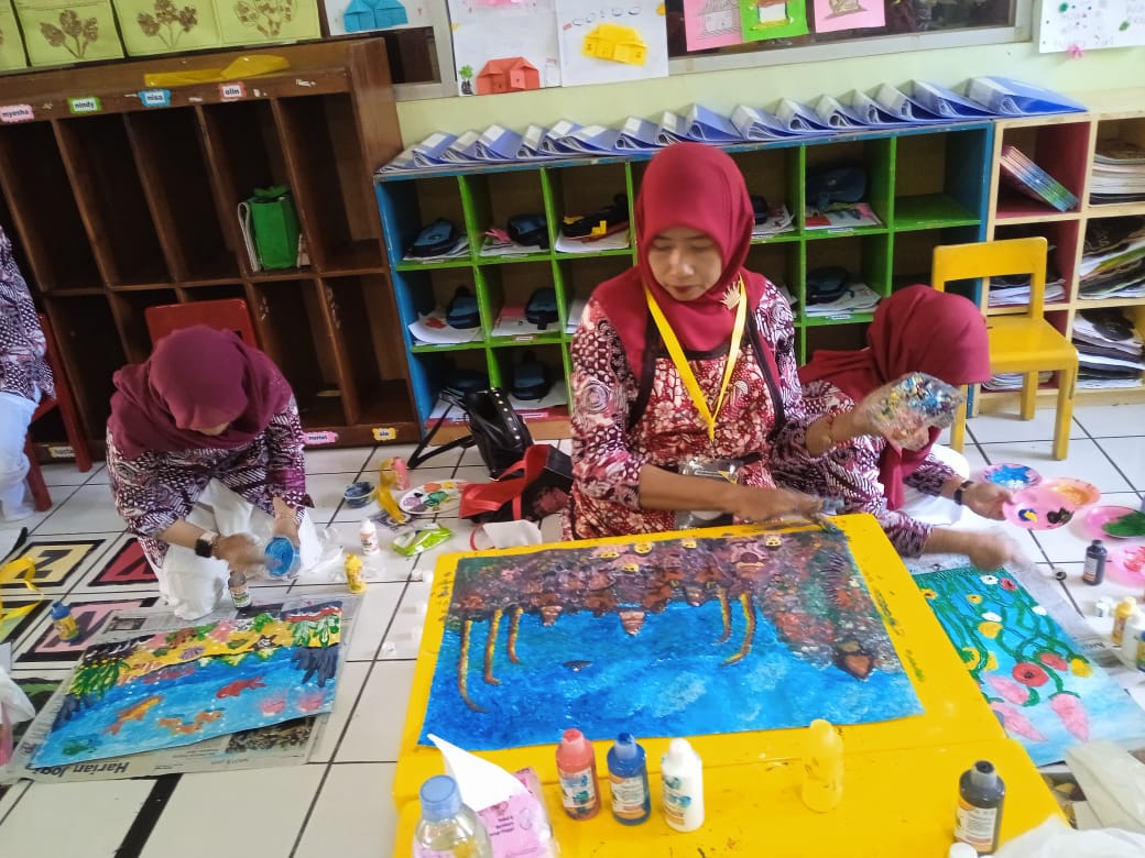PORSENI: Seleksi lomba finger painting Guru TK yang selanjutnya akan dikirim pada Pekan Olahraga dan Seni (PORSENI) Oktober 2023 mendatang di Jakarta. (Herpri Kartun/Radar Jogja)