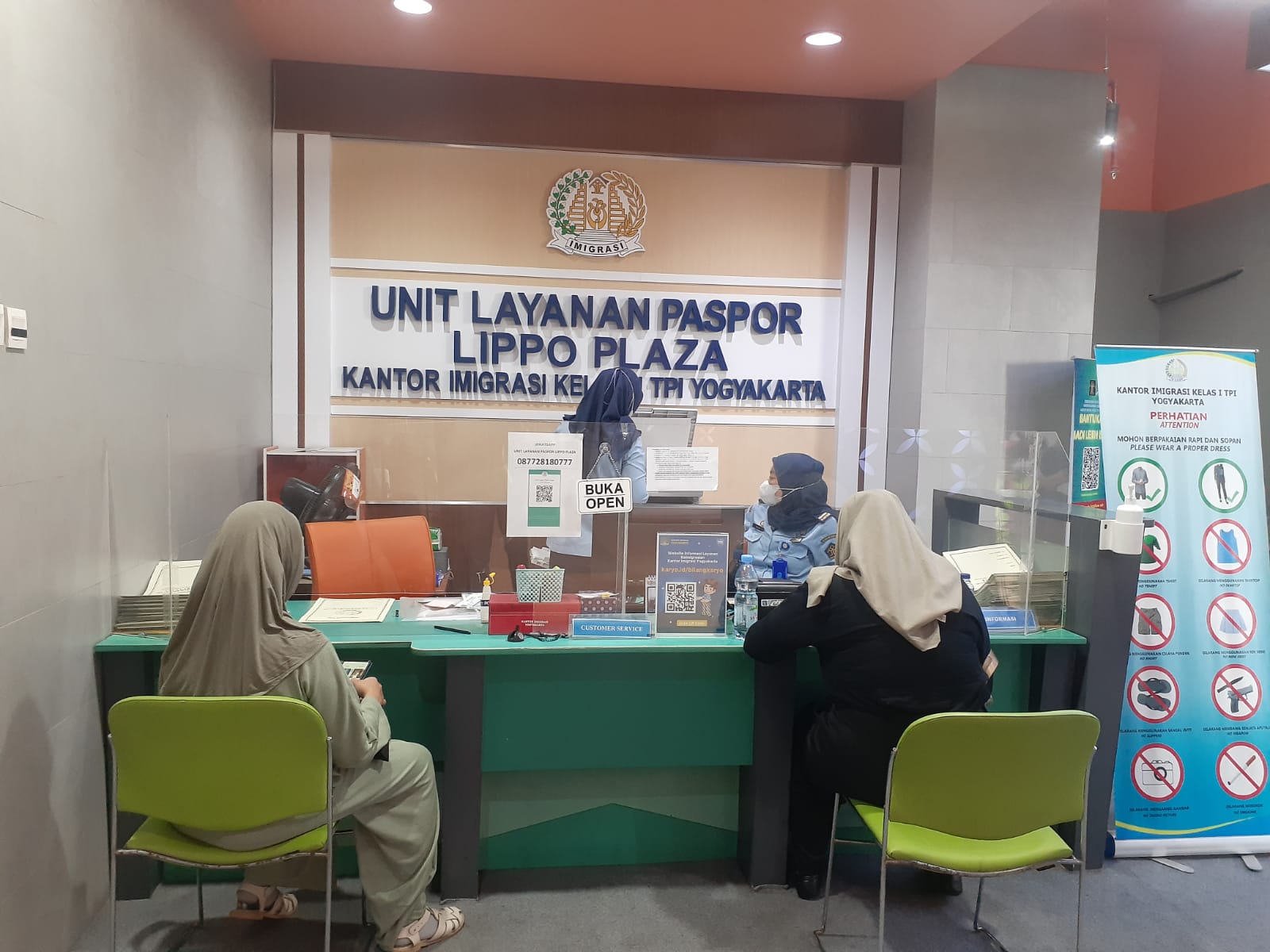 PASPOR : Antusias Banyak masyarakat yang hadir untuk membuat paspor saat layanan merdeka di Kantor Imigrasi Kelas 1 TPI Jogja. (RIZKY WAHYU/RADAR JOGJA)