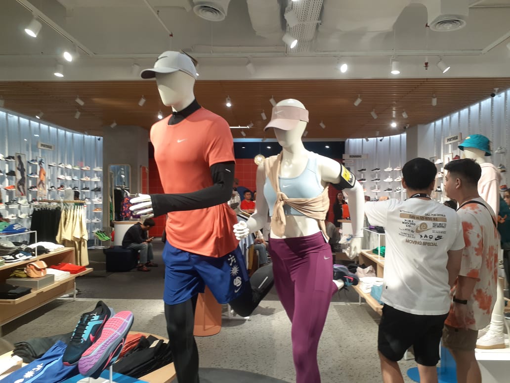 OLAHRAGA: ANTUSIASME: Para pengujung saat melihat berbagai produk dipembukaan Nike by Ambarukmo.(RIZKY WAHYU/RADAR JOGJA)