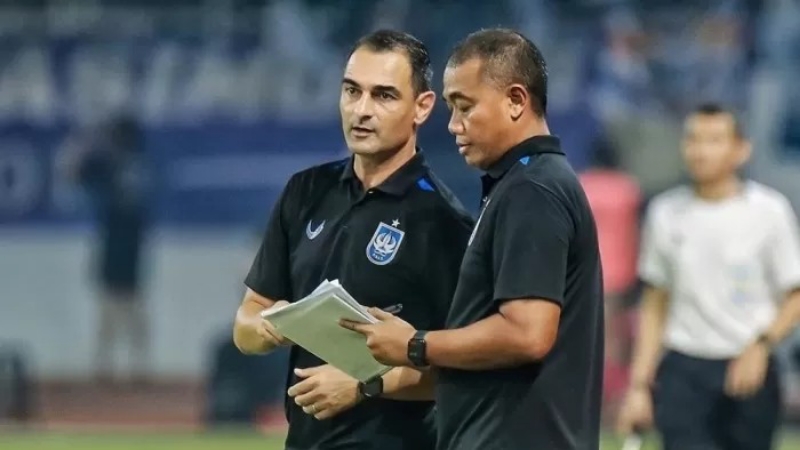 SIAP: Gilbert Agius (kiri) tengah berusaha membawa PSIS Semarang meraih kemenangan saat menghadapi Madura United. (Badan Liga Indonesia)