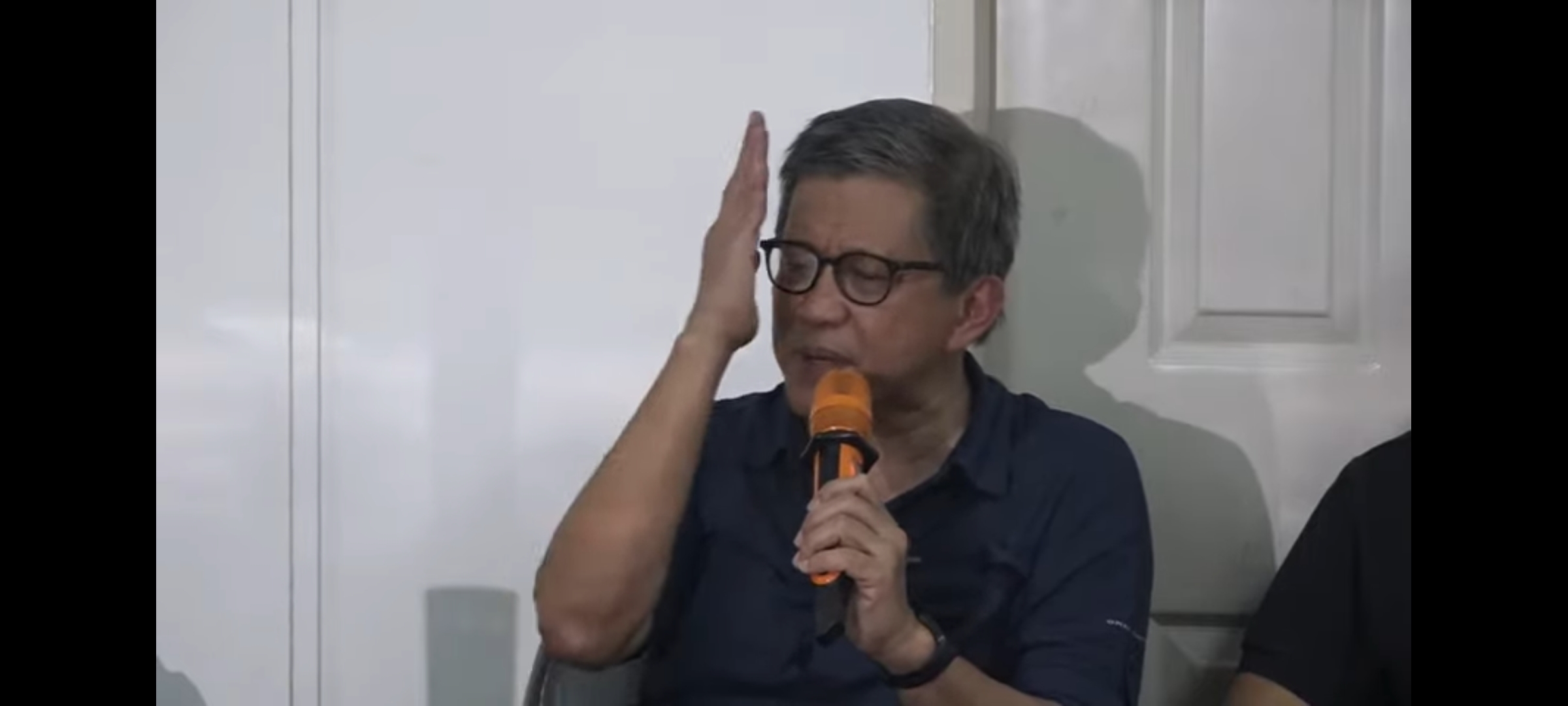 ANGKAT BICARA: Rocky Gerung memberikan keterangan dalam Konferensi pers yang disiarkan langsung melalui kanal YouTube miliknya, Jumat (4/8/2023). (Tangkapan layar YouTube Rocky Gerung Official)