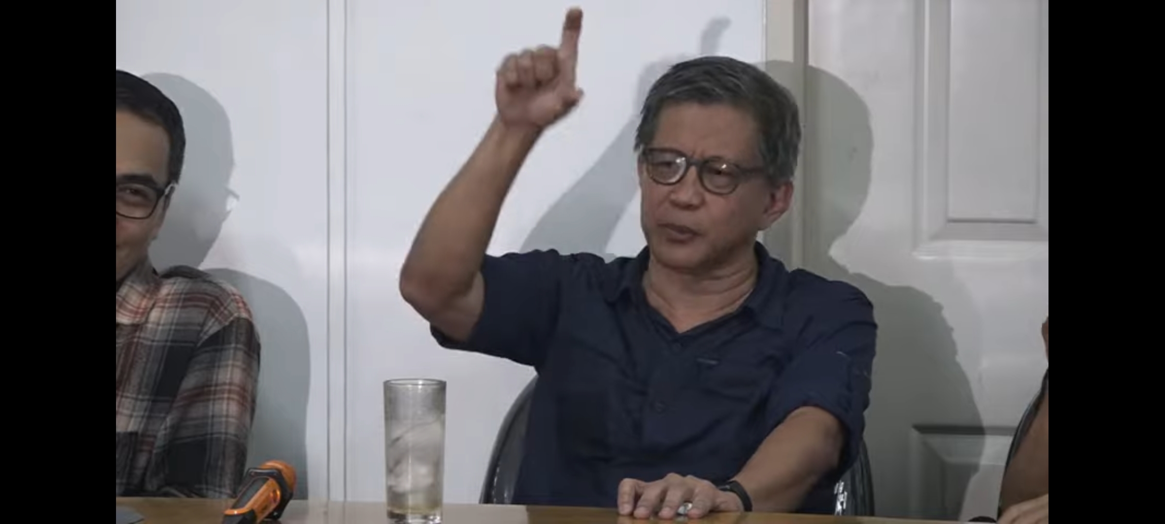 ANGKAT BICARA: Rocky Gerung memberikan keterangan terkait video viral dianggap hina presiden dalam Konferensi pers ditayangkan di kanal pribadinya, Jumat (4/8/2023).