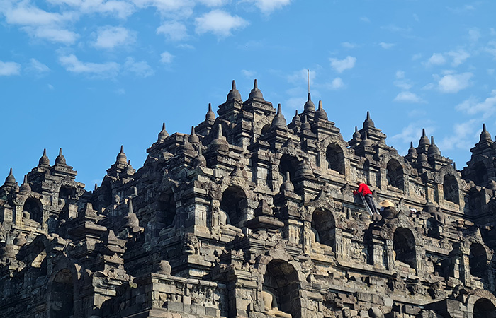 ANTUSIAS: Pada kajian lapangan terbuka, para pengunjung diperbolehkan naik ke struktur Candi Borobudur dengan sejumlah ketentuan. Termasuk penggunaan sandal upanat dan pendampingan dari pemandu wisata