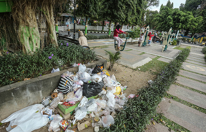 MENUMPUK: Tumpukan sampah terlihat di fasilitas olahraga Lapangan Pemda Sleman Minggu (6/8/23).