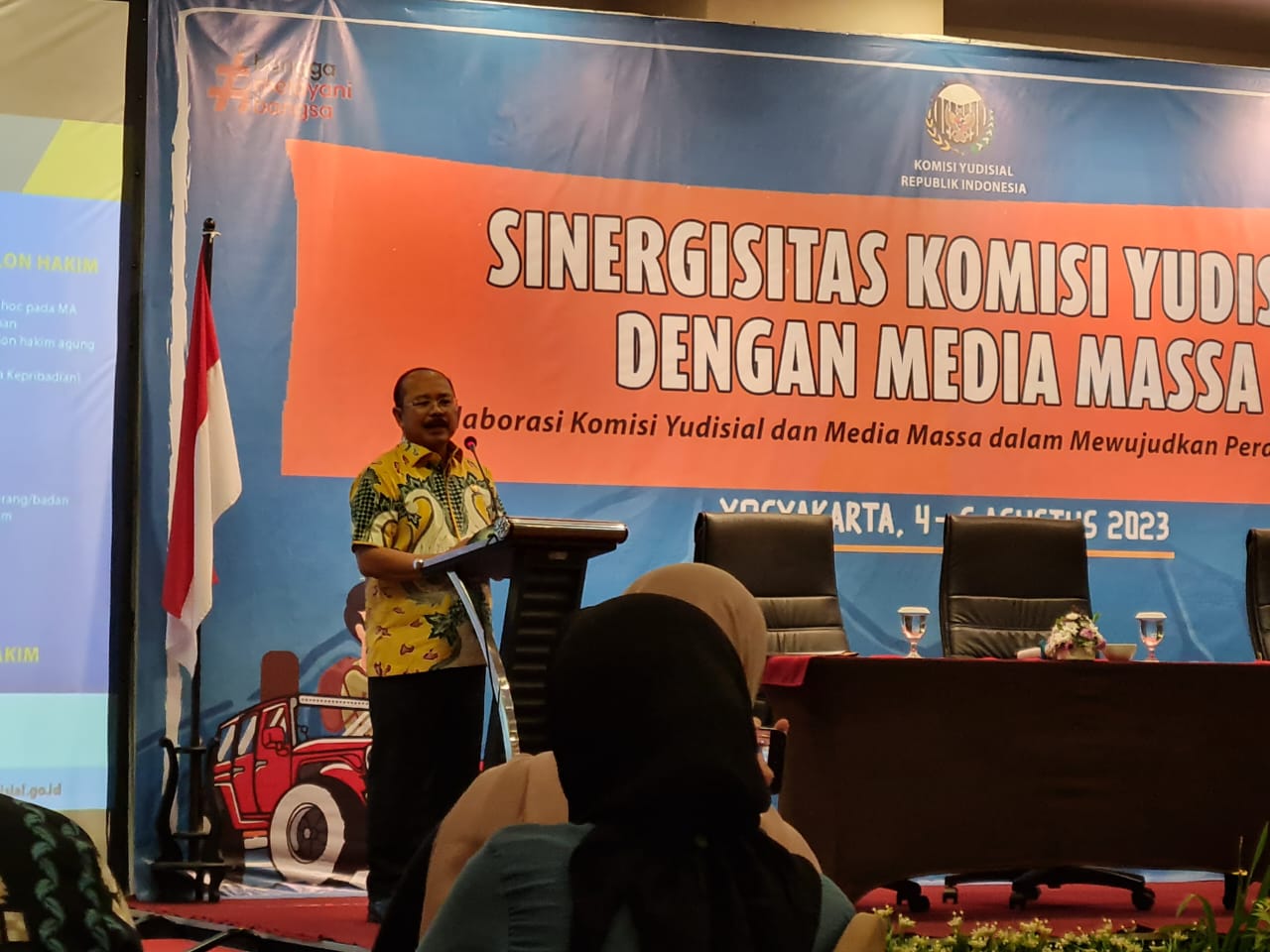 DISKUSI: Ketua KY Amzulian Rifai saat mengikuti kegiatan sinergitas KY dengan media massa di Grand Keisha Hotel, Jogja, Jumat malam (4/8). (Naila Nihayah/Radar Jogja)