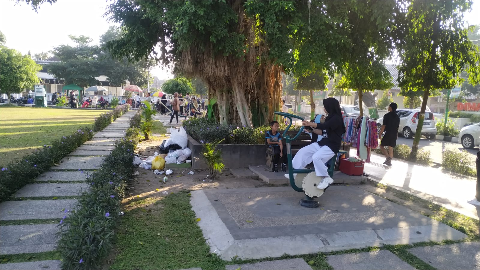KOTOR: Tumpukan sampah di kawasan Lapangan Pemda Sleman Minggu (6/8). (Iwan Nurwanto/Radar Jogja)