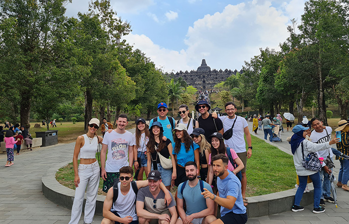 BERWISATA: Beberapa wisawatan mancanegara tampak berfoto dengan latar kemegahan Candi Borobudur di area Marga Utama, Minggu (6/8/23).