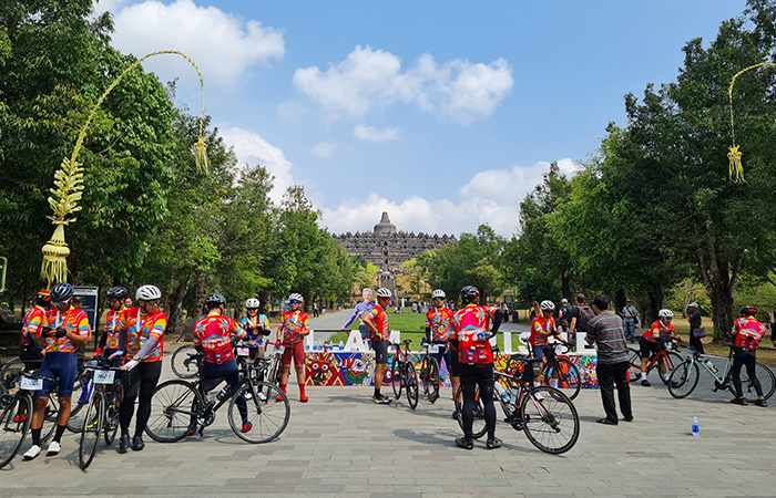 FINIS: Para peserta Tour de Borobudur (TdB) tampak senang saat mencapai garis finis di Candi Borobudur, Minggu (6/8). Banyak dari mereka yang enggan melewatkan momen dengan berswafoto.
