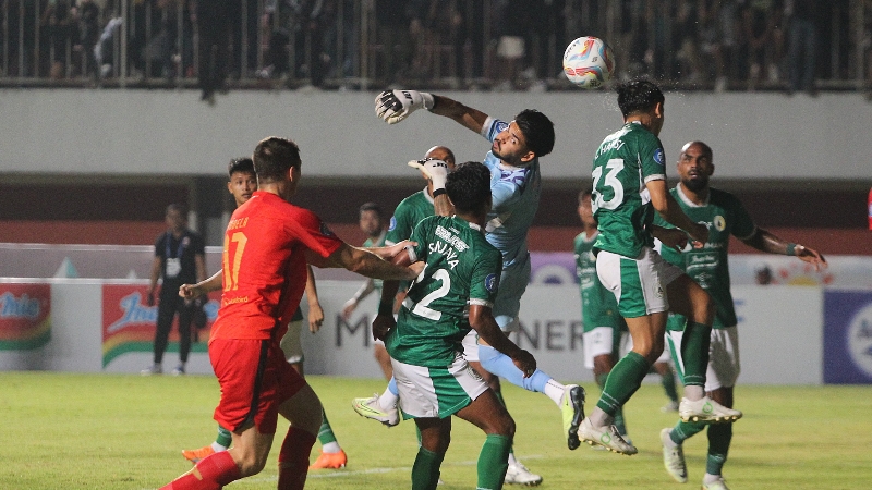 HALAU: Kiper PSS Anthony Pinthus menepis bola saat melawan Persika Jakarta di Stadion Maguwoharjo Jumat (4/8). (GUNTUR AGA TIRTANA/RADAR JOGJA)