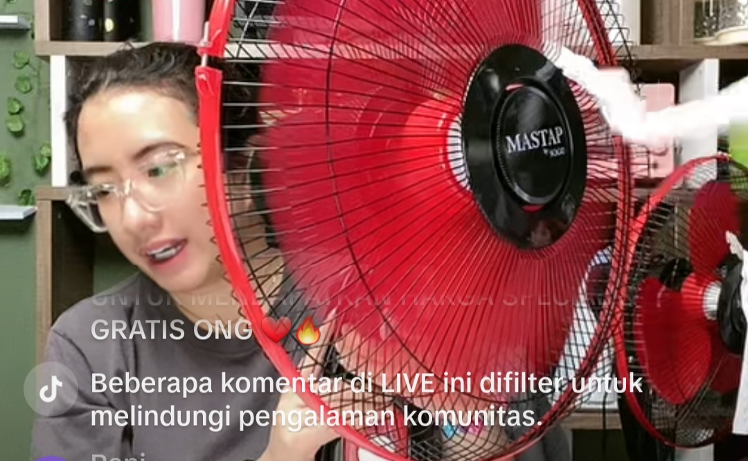 DARING: Penjual kipas saat menawarkan barangnya melalui live streaming di TikTok Shop. (Tangkapan layar)