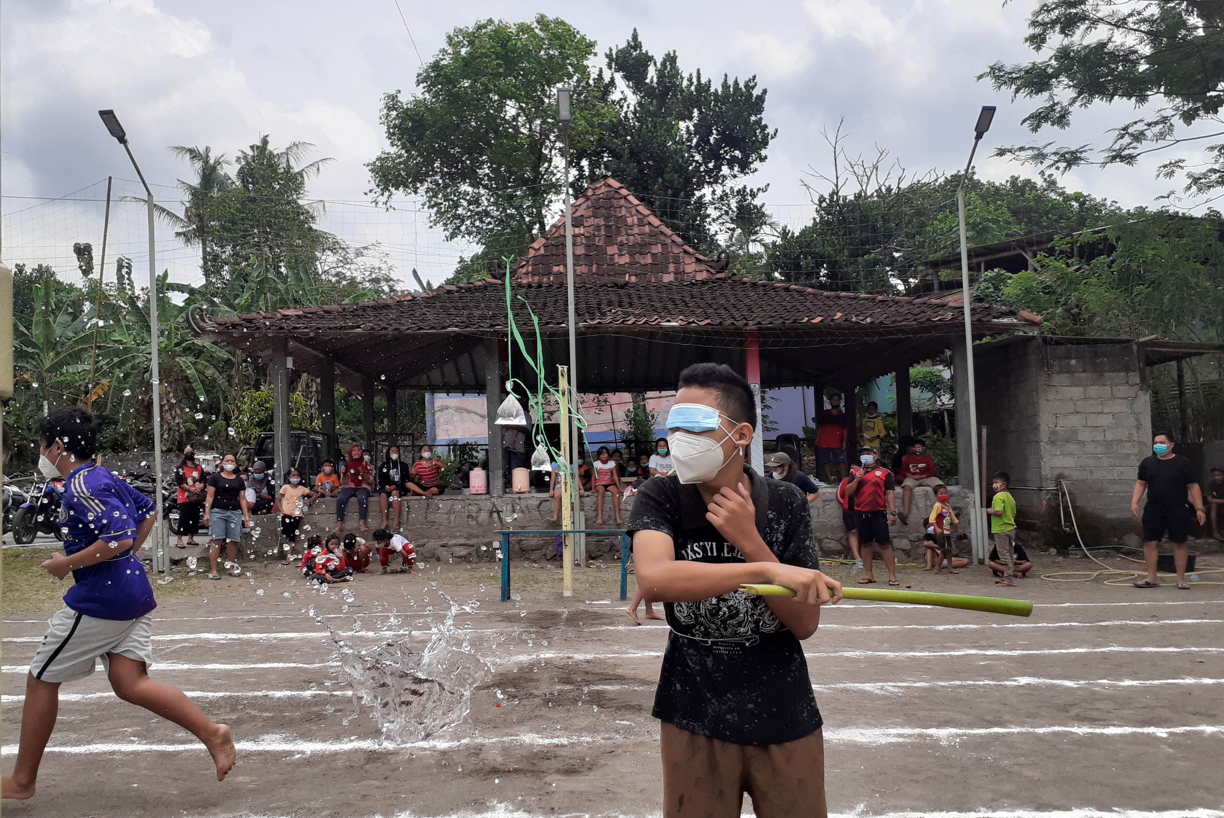 SERU: Sejumlah anak mengikuti lomba pukul air di lapangan Joglo Bolawen, Tlogoadi, Mlati, Sleman dalam rangka HUT ke-77 tahun lalu.