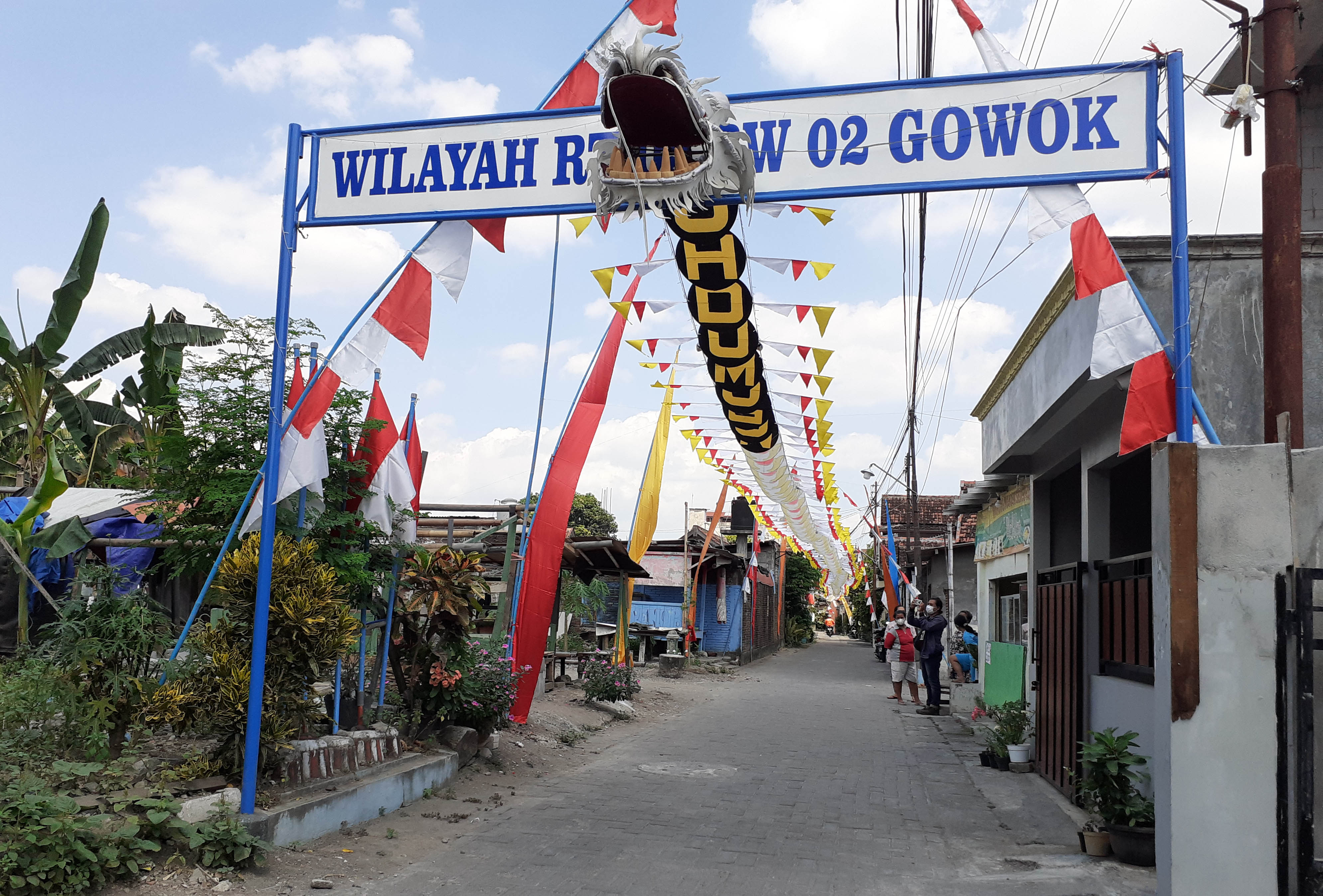 MERIAH: Suasana Kampung Gowok, Caturtunggal, Depok, Sleman dihiasi layang-layang naga dan umbul-umbul HUT RI, 2021 lalu.