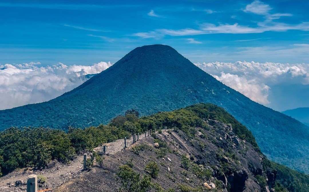 Gunung Gede Pangrango. (Instagram @lanskapdunia)