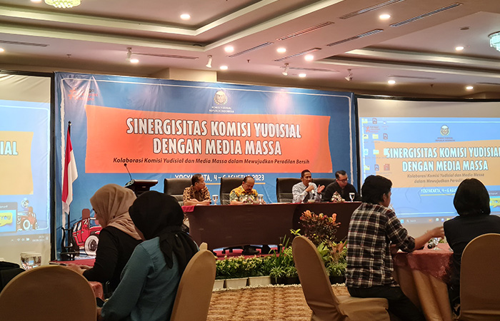 DISKUSI: Ketua KY Amzulian Rifai saat mengikuti kegiatan sinergitas KY dengan media massa di Grand Keisha Hotel, Jogja, Jumat malam (4/8/23).