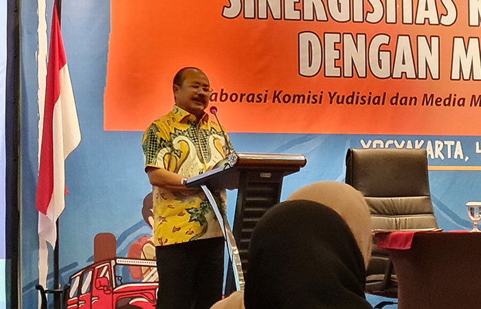 DISKUSI: Ketua KY Amzulian Rifai saat mengikuti kegiatan sinergitas KY dengan media massa di Grand Keisha Hotel, Jogja, Jumat malam (4/8/23).