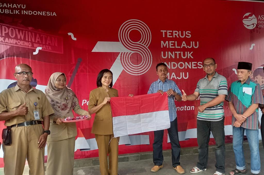 BENDERA MERAH PUTIH: Pembagian bendera ke warga di sekitar kantor Diskominfo DIY. (KHAIRUL MA