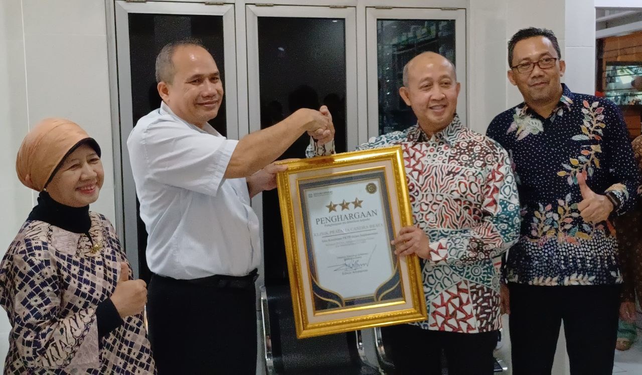 I-CARE JKN: Direktur Teknologi Informasi BPJS Kesehatan, Edwin Aristiawan meninjau pemanfaatan i-Care JKN di Klinik Chandra Brata Medika Plaza. (BPJS FOR RADAR JOGJA)