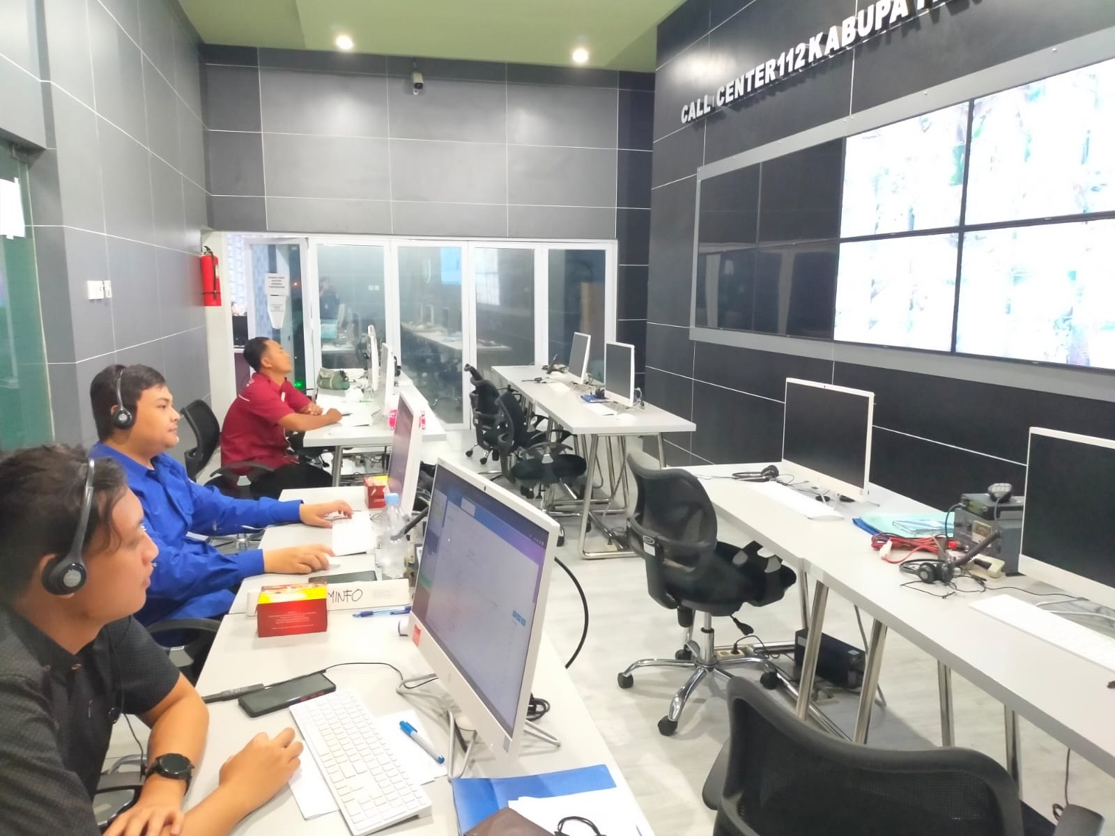 FOKUS: Para staf operator Call Center 112 Kabupaten Magelang saat bertugas melayani masyarakat, di ruang call center.